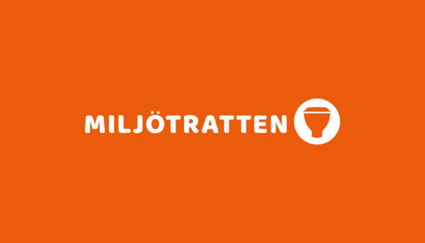 Logga Miljötratten, vit text och symbol på orange bakgrund