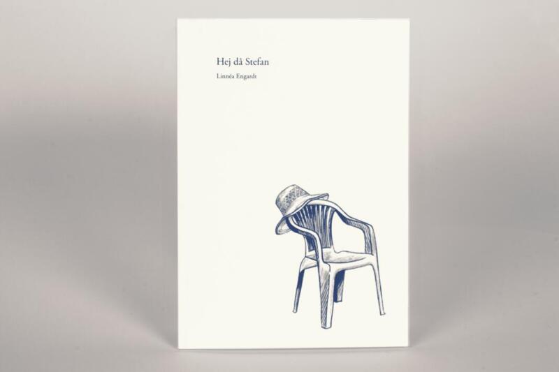 Omslagsbild av boken Hej då Stefan som föreställer en minimalistisk blå stol med hatt