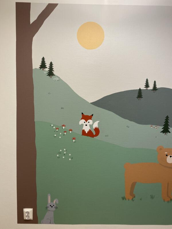 Väggmålning med söta djur såsom räv, björn och kanin
