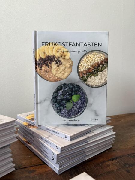 Omslagsbild av kokboken Frukostfantasten föreställande tre smoothiebowls 