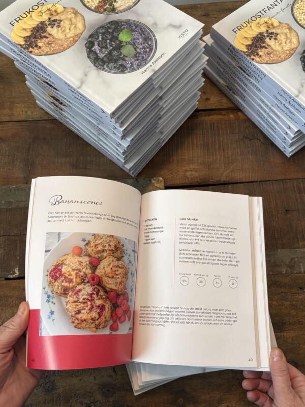 Uppslag ur Frukostfantasten på ett recept av bananscones med hallon i färgstark formgivning