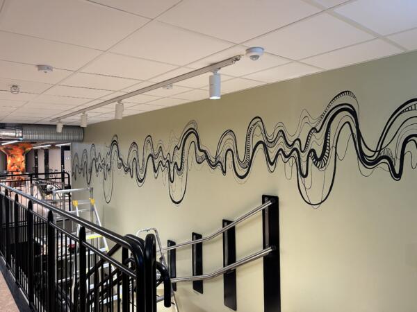 Muralmålning hos The Node som föreställer en abstrakt tolkning av ljudvågor och DNA