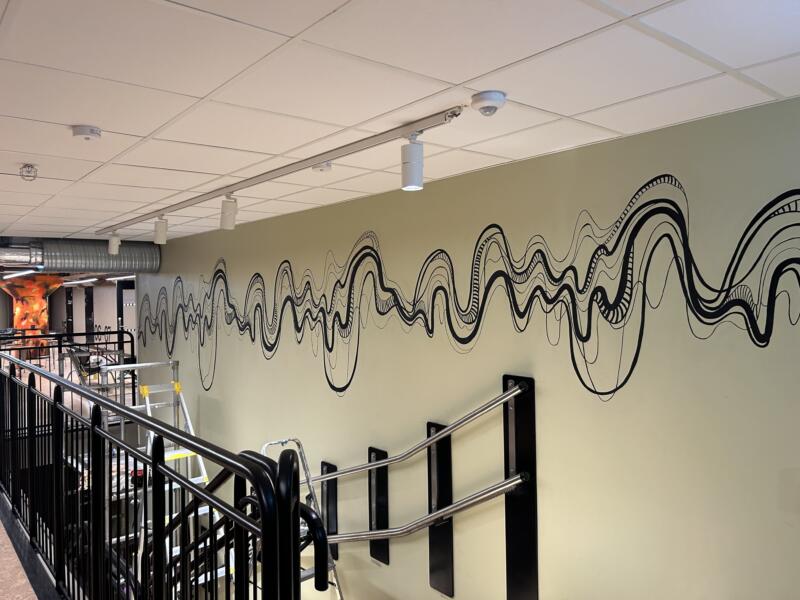 Muralmålning hos The Node som föreställer en abstrakt tolkning av ljudvågor och DNA