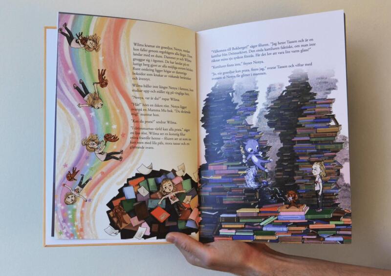 Uppslag ur barnboken Wilma och Drömdörren, lekfulla illustrationer som är digitalt målade.