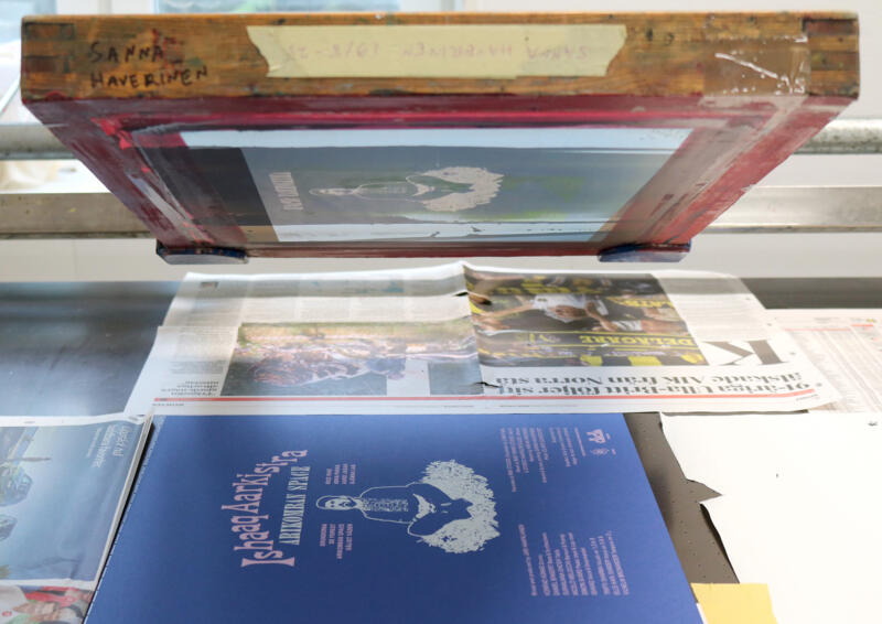 Tvåfärgstryck av skivomslag på blått papper.