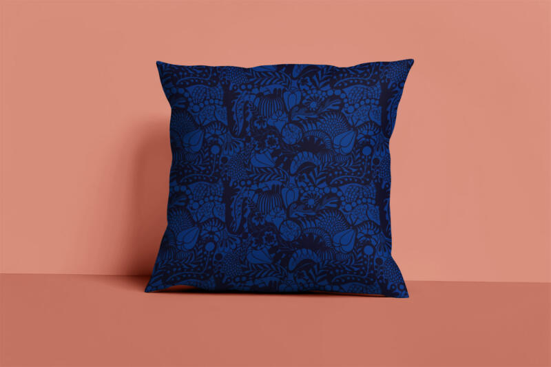 Kudde i två nyanser av midnattsblått. Blommigt och grafiskt mönster. Produktbild. Mönstret heter 'Lush'.