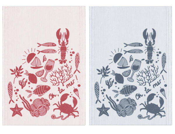 Produktbild. En röd och en blå vävd kökshandduk med maritima illustrationer - fiskar, krabbor, mussla, hummer, segelbåt, tång, sol, vinglas, korall, flöte och citron samt texten Oh, la mer! 