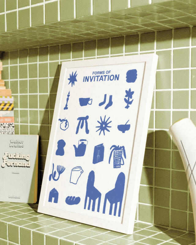 Inramat risografiskt vykort som poster lutat mot grön kaklad vägg