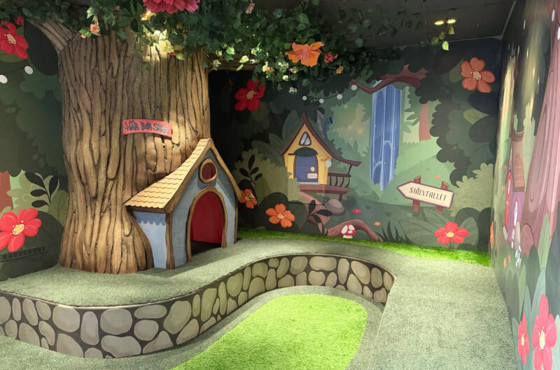 Illustrationer av en magisk skog. Målade digitalt och printade på tapet, monterade i ett stort lekrum för att lyfta lekfullheten och magin för barnen när de leker. Bredoria, ett koncept av True Stories.