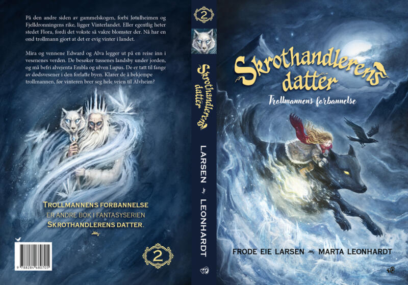 Bokomslag till barnboken Trollmannens forbannelse, den andra delen i fantasyserien Skrothandlerens datter. Flicka rider på en stor svart varg genom ett kallt snölandskap med svarta berg, en stor måne och antydan till isälvor i vinden. En svart korp och en dimälva flyger bredvid dem. Fantasy 9-12 år, utgiven på norska.