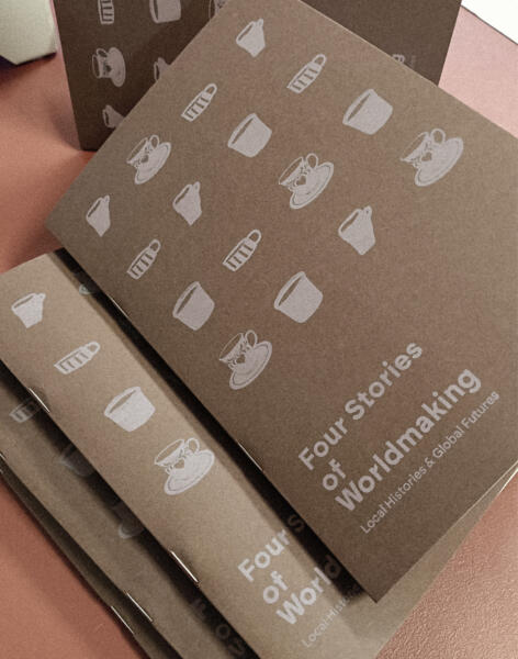 Risotryckt bokomslag med koppar i ljusgrått på mörkbrunt papper