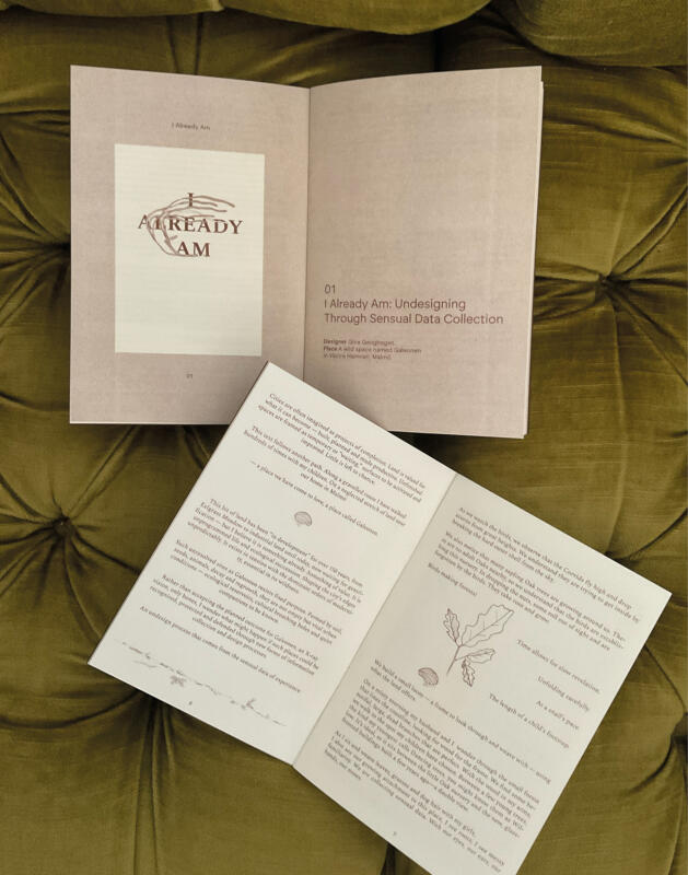 Inlagor ur antologin på grön textil med projektet I Already am