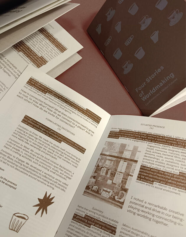 Uppslagen risobok med omslag och inlaga