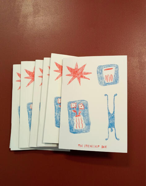 Staplade risotryckta häften med illustrerat omslag på röd bakgrund