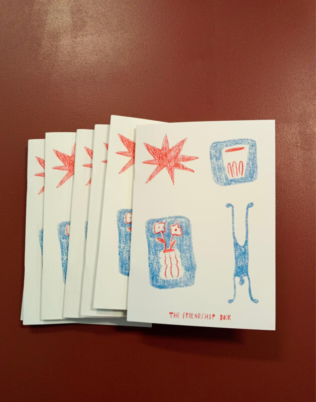 Staplade risotryckta häften med illustrerat omslag på röd bakgrund