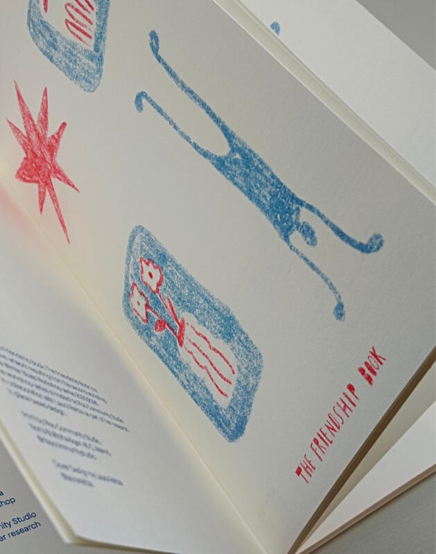 Uppslaget häfte med omslagillustration och kolofonsida med projektinformation 