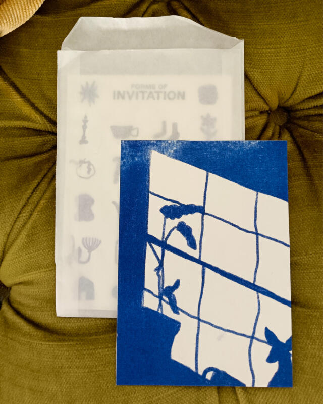  Vykort i transparent påse på grön textil, motiv: fönster med växt och hund, hygge