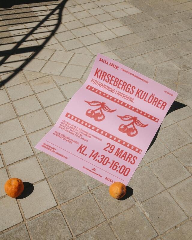 Rosa affisch med röd typografi och fotofilm med körsbär på betong