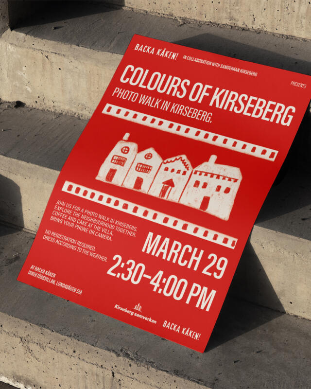 Affisch med ljus typografi på röd bakgrund och fotofilm med hus på betongtrappa