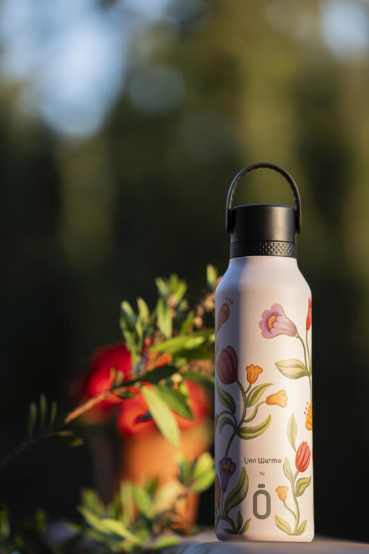produktbild av illustrerad vattenflaska för Runbott, Blommigt mönster av Linn Warme