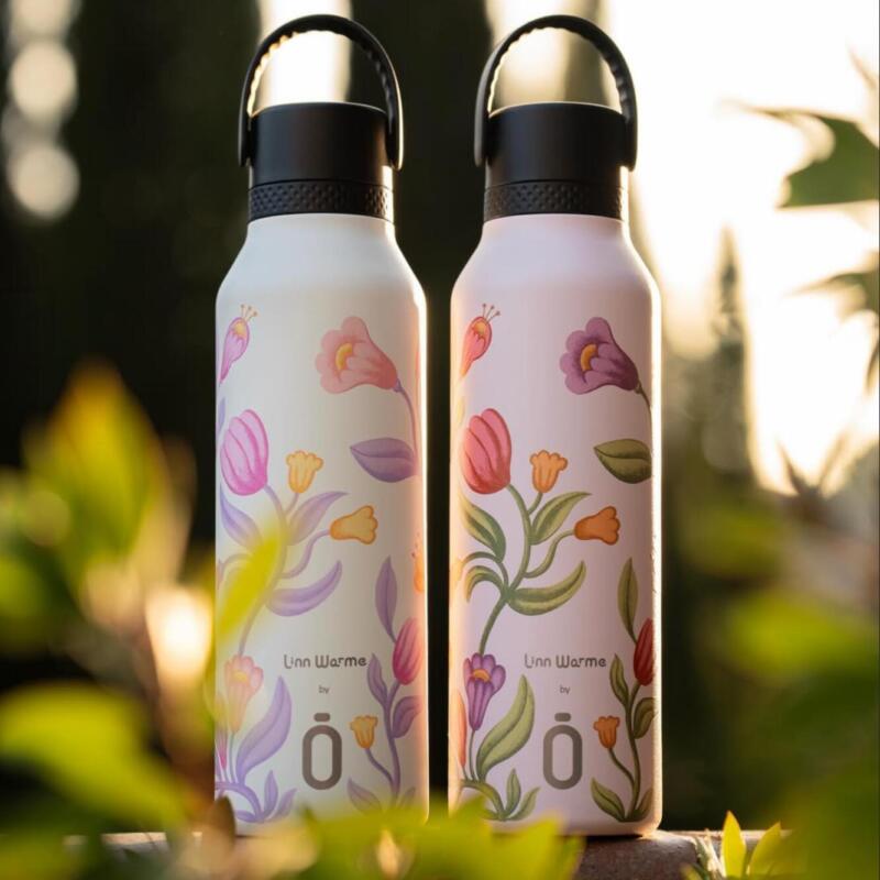 produktbild av två vattenflaskor för Runbott, Blommigt mönster av Linn Warme