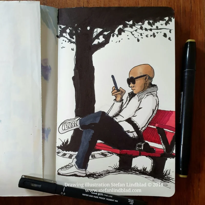 En man sitter på en bänk  och tittar på smartphone, mobilen. Norr mälarstrand Stockholm