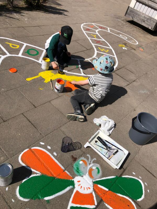 The most fun is that I can draw and paint together with kids, entertaining and teaching them simultaneously