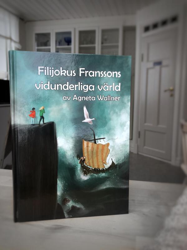 Klippa i hav med vikingaskepp