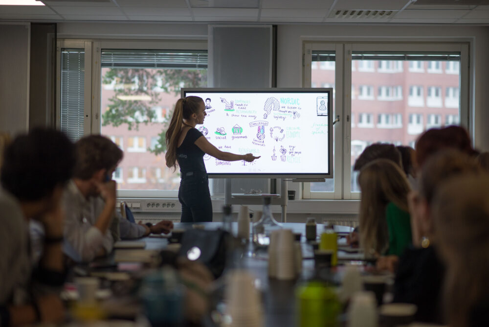 Digitalt ritad live teckning från en konferens om tech, kommunikation och entreprenörskap, gjord av en mötestecknare.  Livetecknare, live scribing eller graphic recording används för att få en tydlig översikt av innehållet från ett möte, konferens eller workshop och det blir lätt att dela med sig av insikter och minnas mer.