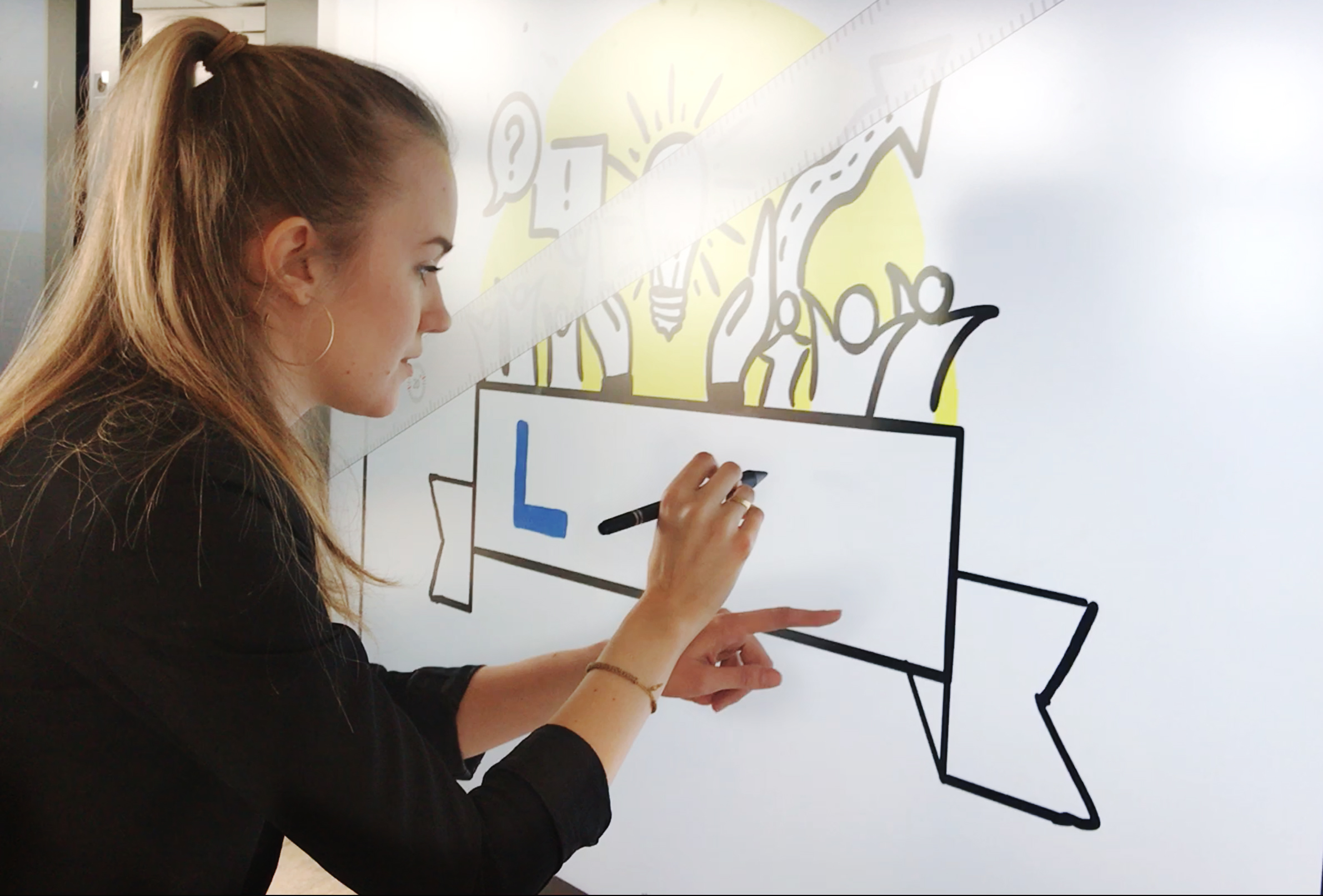 Digitalt ritad live teckning från en konferens om tech och finans, gjord av en mötestecknare. Livetecknare, live scribing eller graphic recording används för att få en tydlig översikt av innehållet från ett möte, konferens eller workshop och det blir lätt att dela med sig av insikter och minnas mer.