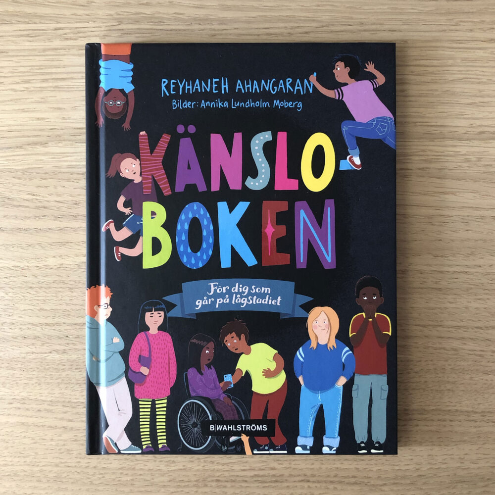 Omslag på faktaboken Känsloboken. Illustration av barn som klättrar, klottrar, hänger och står runt den färgglada titeln.