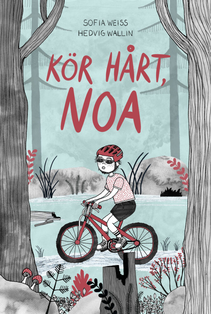 En pojke cyklar i skogen på sin mountainbike i hjälm.