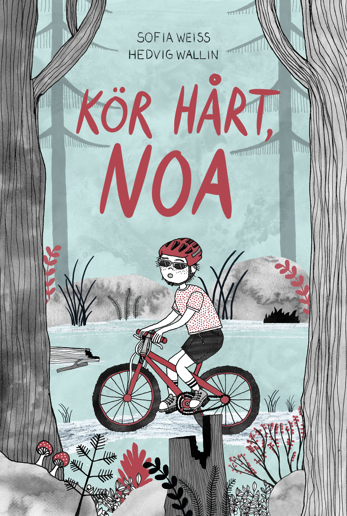 En pojke cyklar i skogen på sin mountainbike i hjälm.