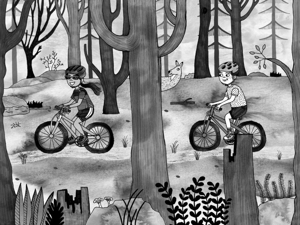 En flicka och en pojke cyklar mountainbike på en stig i skogen. Runt om dem finns träd, stenar, stubbar, växter och ett rådjur tittar fram bakom ett träd.