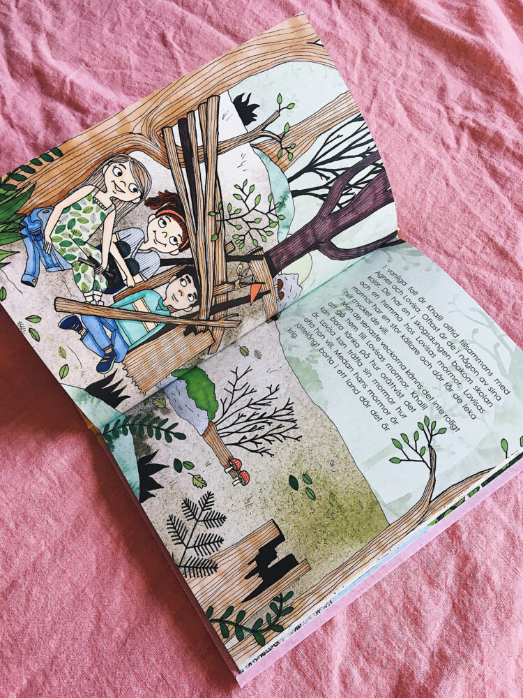 Ett uppslag ur en barnbok med en illustration på tre barn som byggt en koja i en skog. Träd, stubbar, svampar och andra växter finns i skogen.