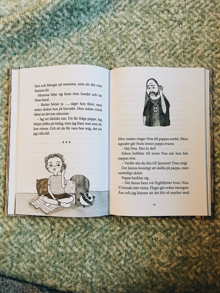 Ett uppslag i en kapitelbok för barn. Illustrationen i boken är en pojke som pratar med sin pappa i telefon.