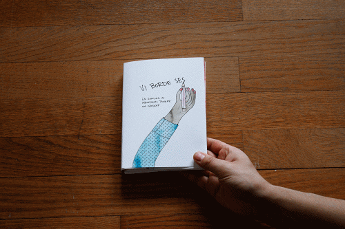 En genombläddring av bokens alla uppslag. Boken är som en kapitelbok men med illustrationer i färg och lek med typografin.