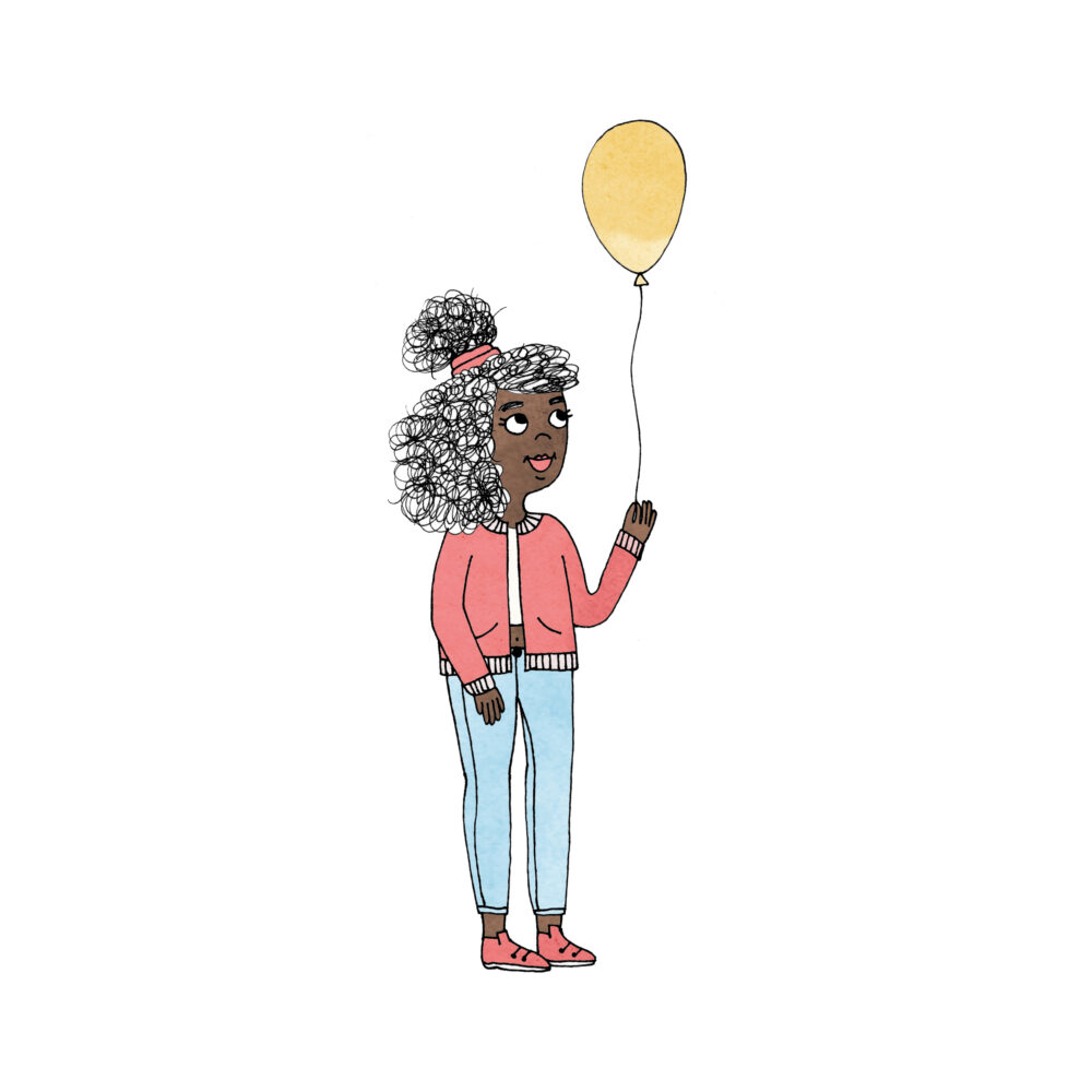En flicka håller i en ballong och ser glad ut