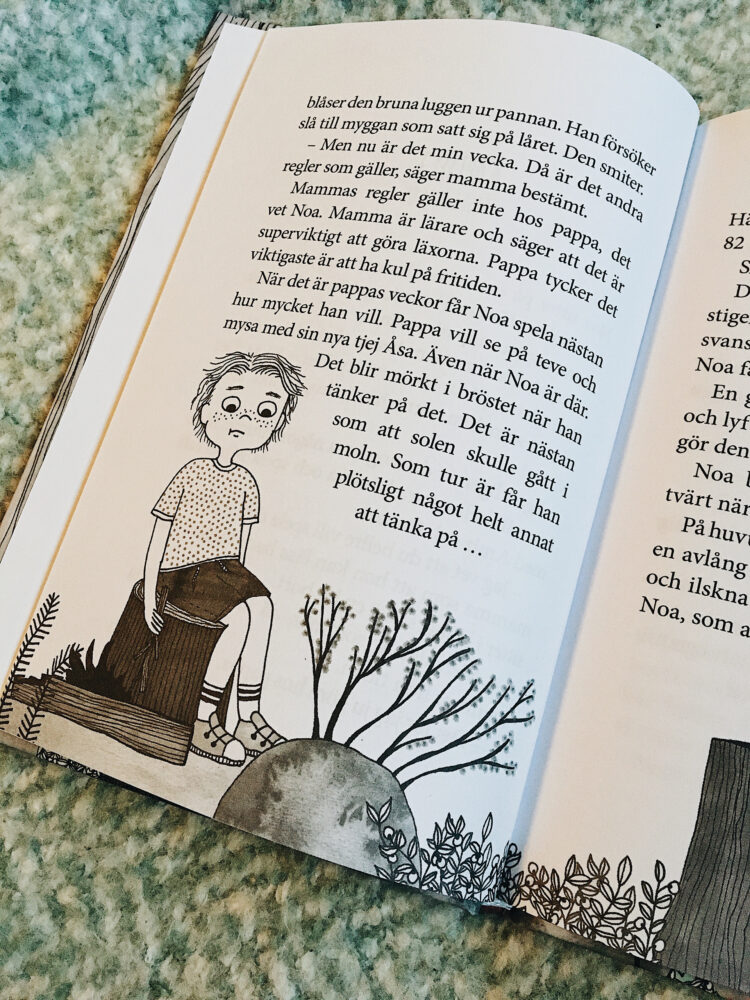 Illustration i en kapitelbok på ett barn som ser lite sorgset ut och sitter på en stubbe i skogen.