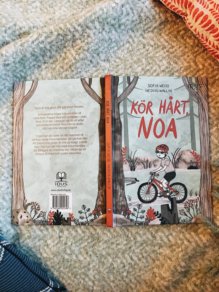 Bokomslaget till "Kör hårt, Noa". En pojke cyklar på en mountainbike i skogen med hjälm. Runt om honom finns träd, tallar, stubbar, stenar, växter och andra detaljer från skogen.