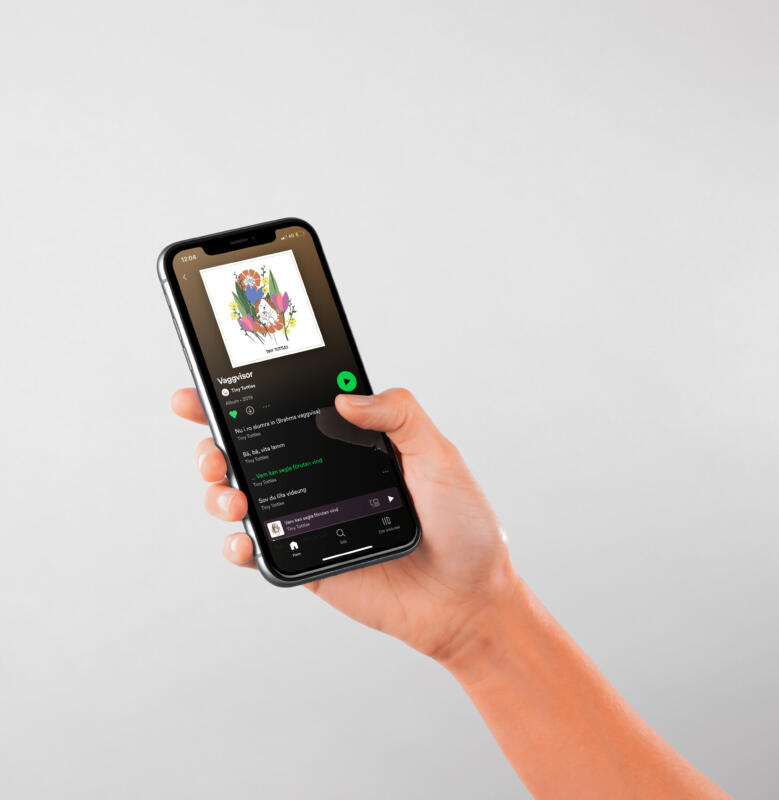 Hand som håller mobil som visar spotify 