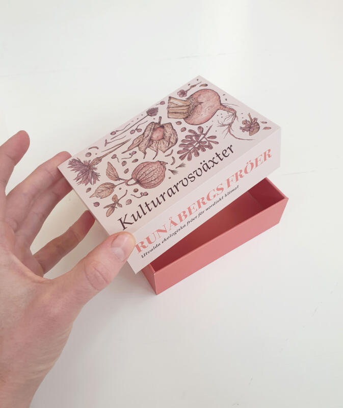 En presentask från Runåbergs Fröer där fröpåsar med fröer till kulturarvsväxter kan samlas, formgiven av Ida Andersson.