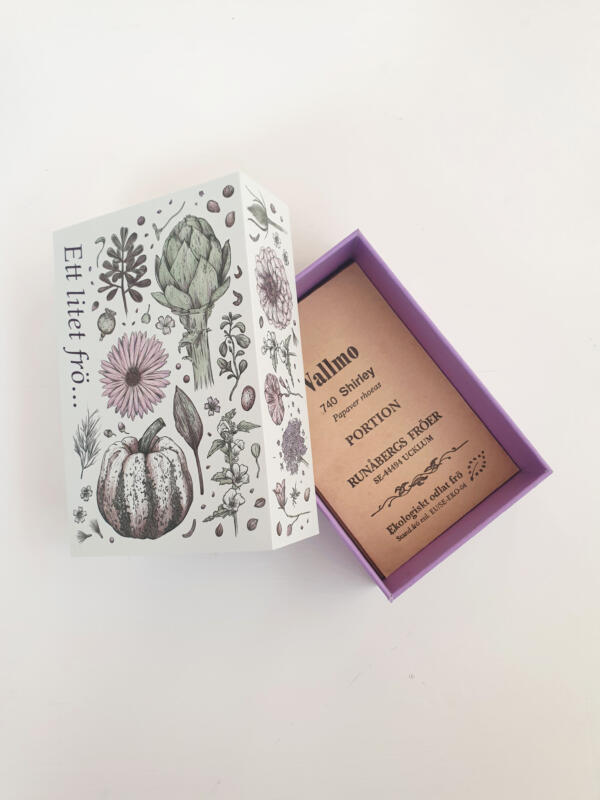 Ask för fröer med illustrationer av växter med stor variation (blommor, kryddor, grönsaker).