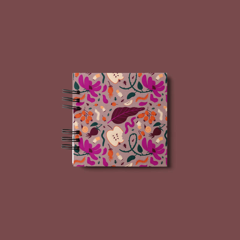 Mönster med lite vissna blommor, blad, nypon, sniglar, cigarettfimpar och insekter i cerise, orangeröd, smaragdgrön och mörklila.