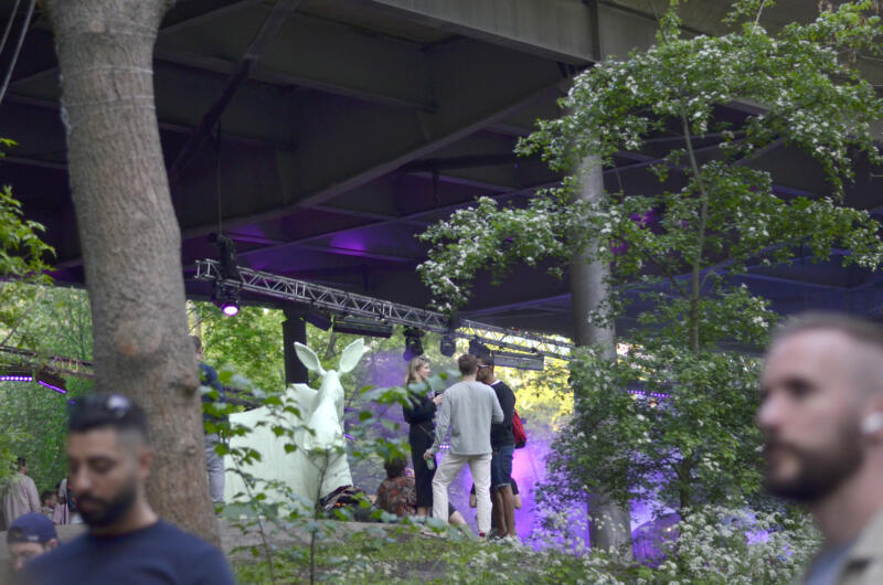 Skulpturen i miljöbild med festivalbesökare