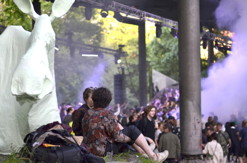Installationen i förhållande till scenen