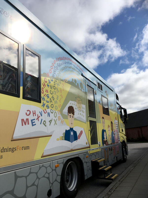 Foto på folierad bokbuss i Skåne.