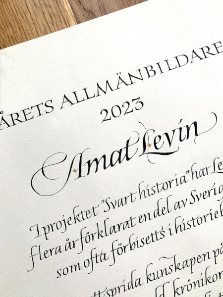 Diplom till utdelningen av priset Årets allmänbildare 2023