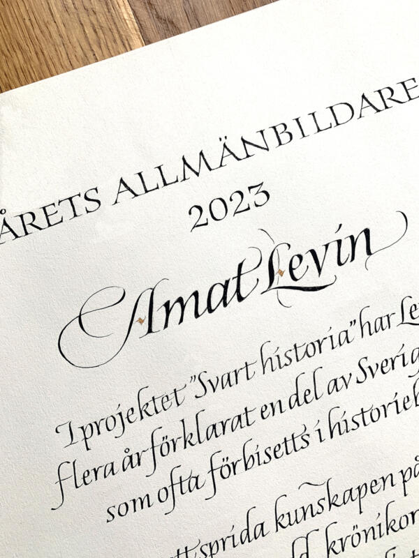 Diplom till utdelningen av priset Årets allmänbildare 2023