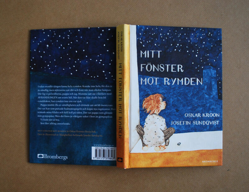 Foto på boken Mitt fönster mot rymden av Oskar Kroon och Josefin Sundqvist. Här syns handskriven typografi i tryck och hela omslagsillustrationen i akvarell, på framsidan ett barn som sitter i fönster och tittar mot stjärnhimlen och på baksidan hustak, baksidestext och förlagets logotyp.